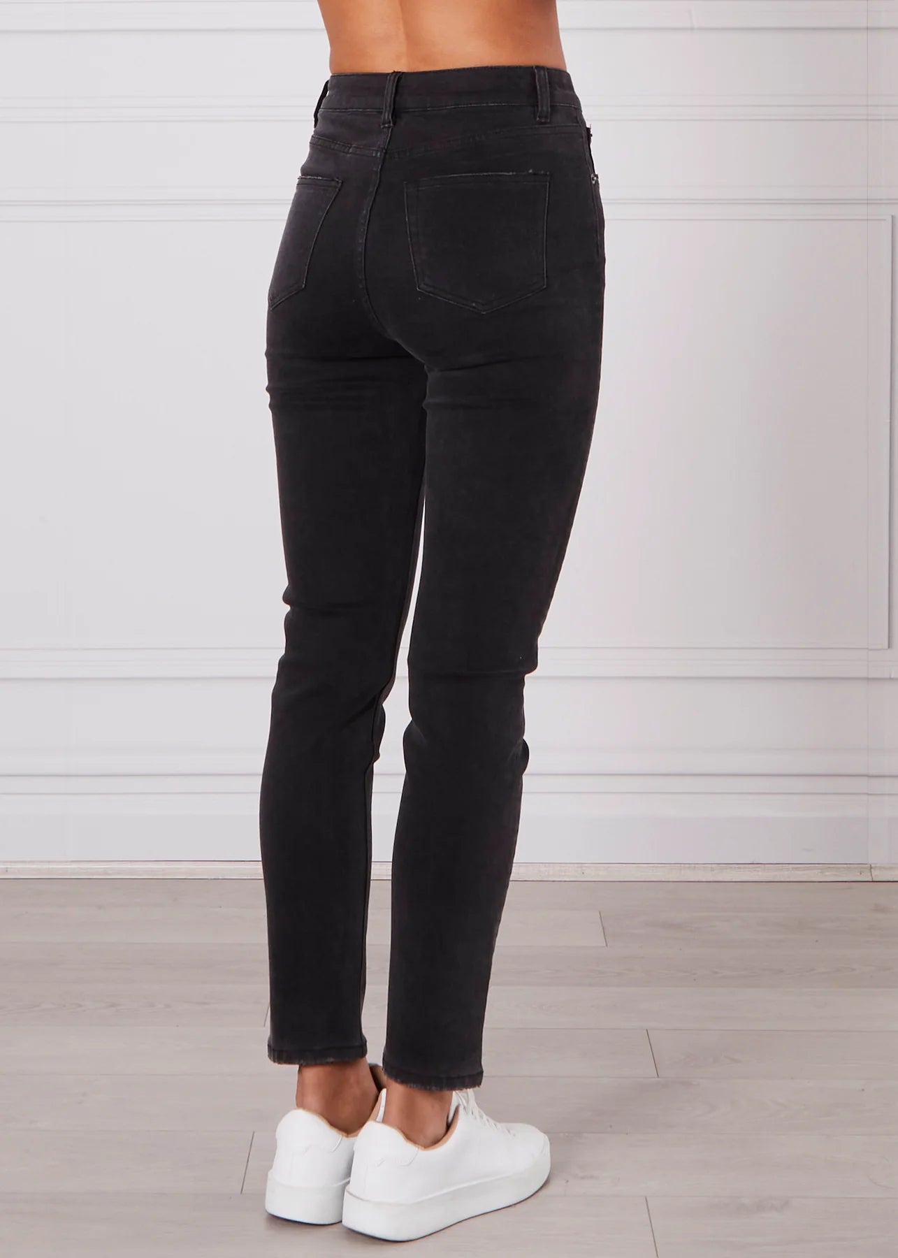 
                  
                    OLIVIA MOM JEAN - BLACK
                  
                