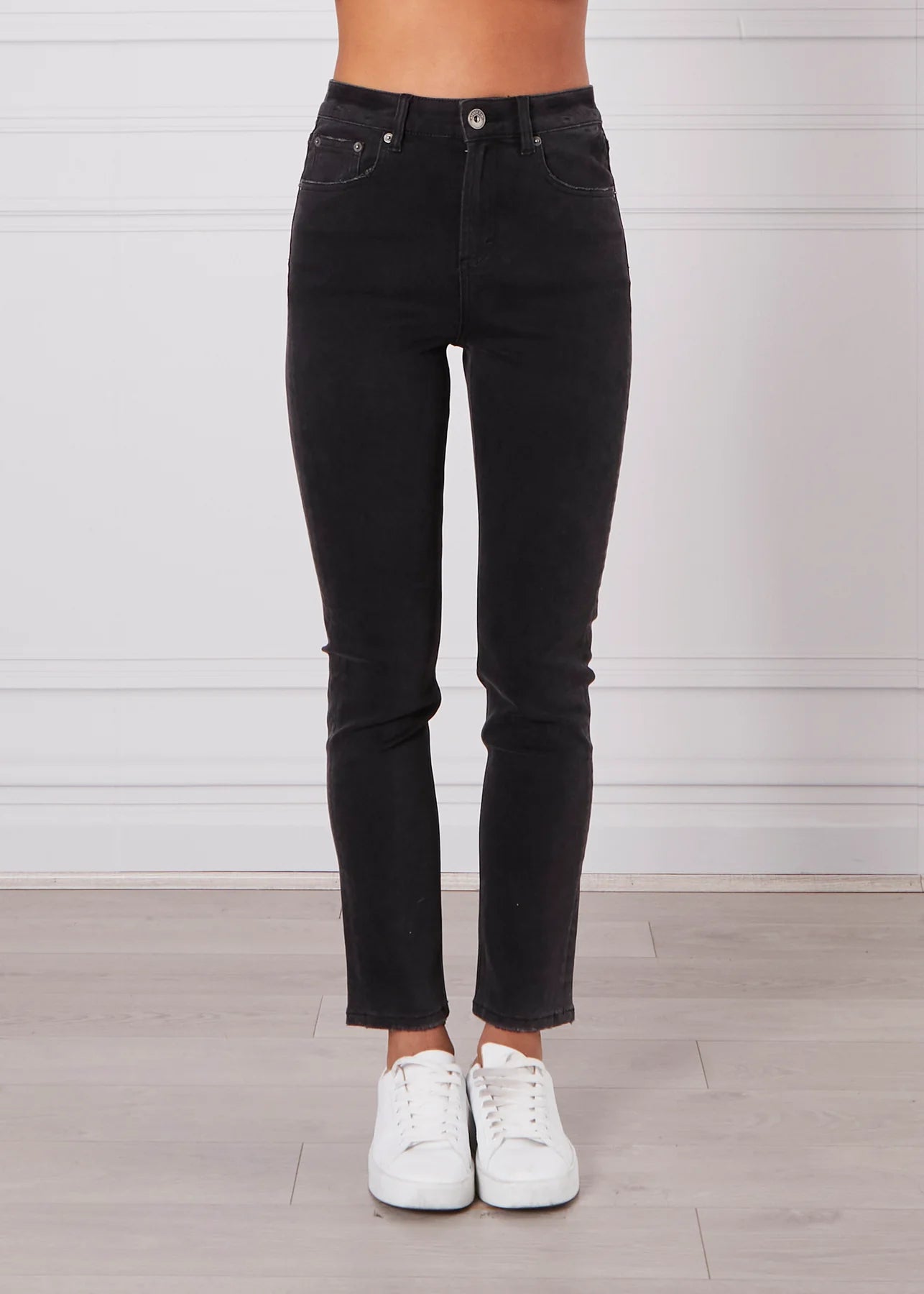 
                  
                    OLIVIA MOM JEAN - BLACK
                  
                